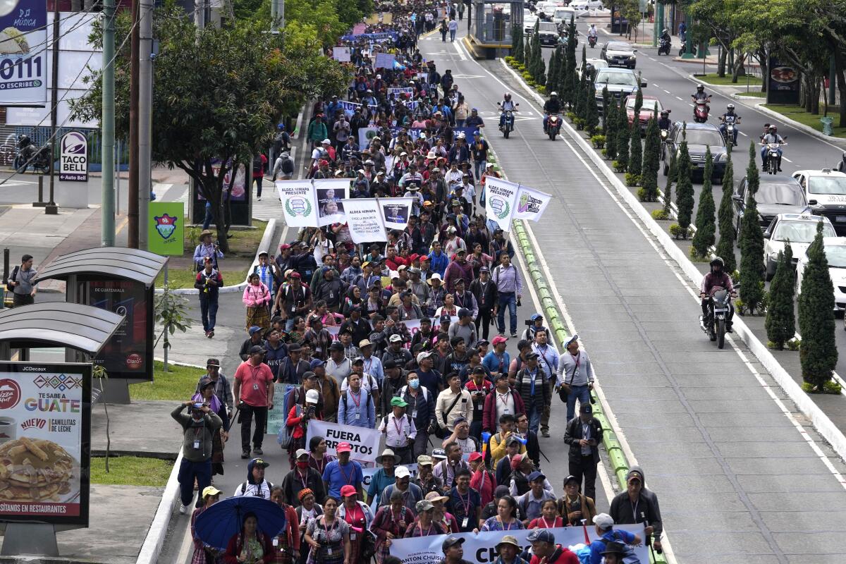 Indígenas marchan en reclamo de la renuncia de la fiscal general Consuelo Porra