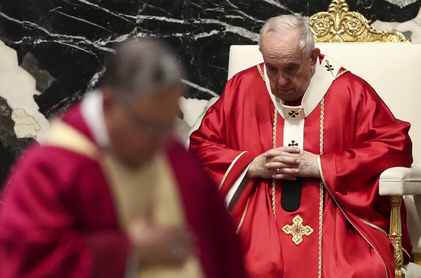 El papa Francisco oficia misa por los prelados fallecidos este año el jueves 4 de noviembre de 2021 