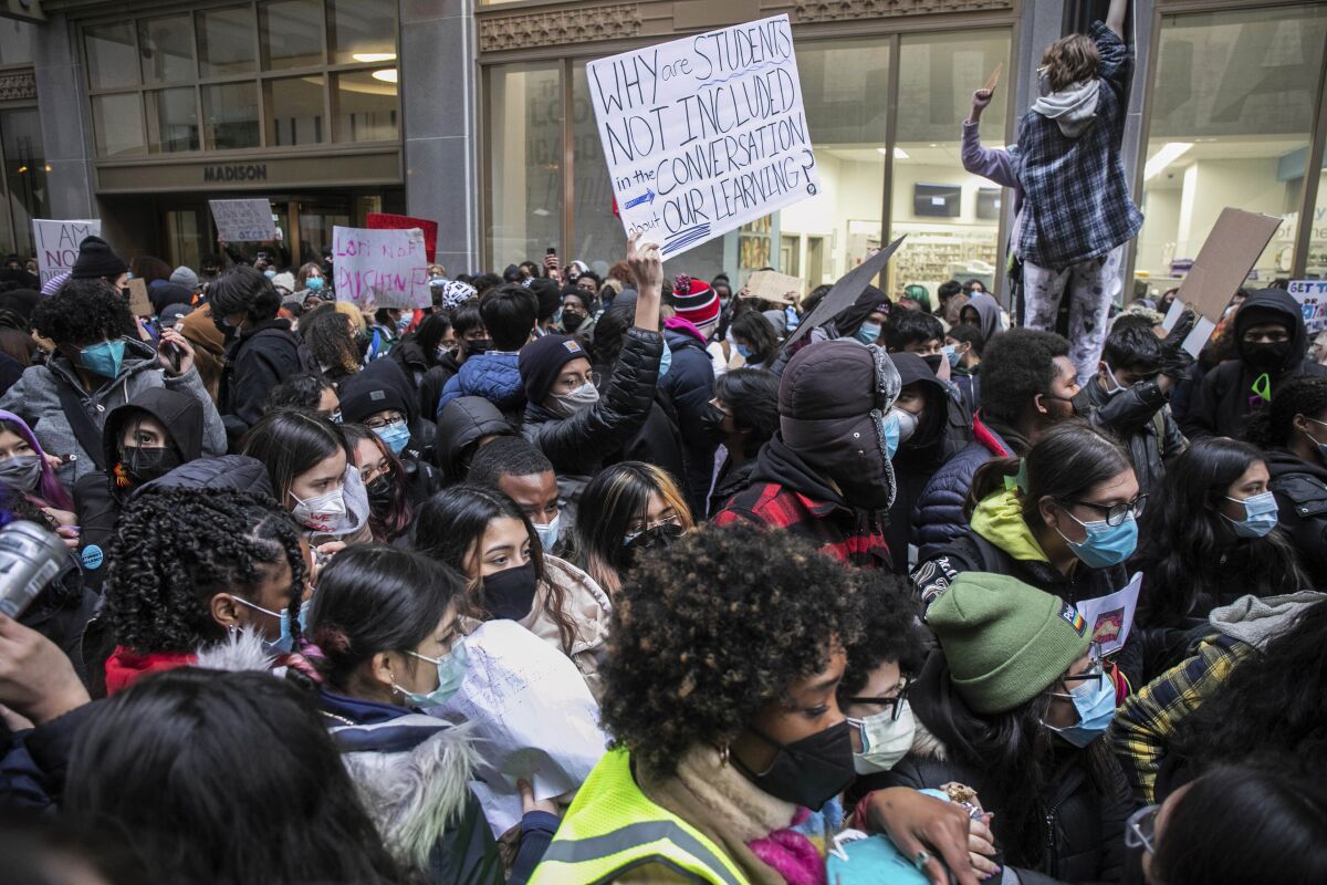Des étudiants manifestent devant le siège des écoles publiques de Chicago lors d'une grève sur la sécurité du COVID-19 dans les écoles.