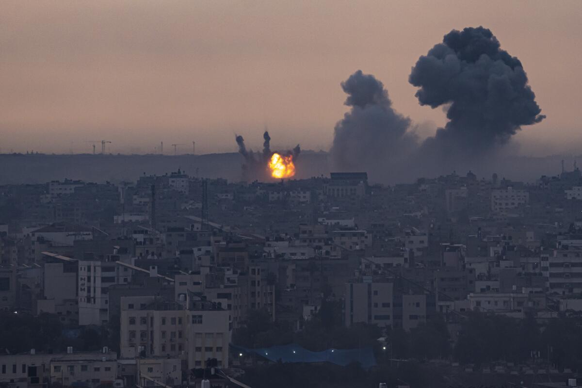 El humo se eleva después de un ataque aéreo israelí en la Franja de Gaza el lunes 9 de octubre de 2023. 