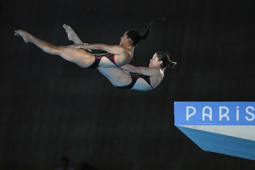 Las mexicanas Gabriela Agúndez y Alejandra Orozco compiten en la plataforma sincronizada de 10 metros en los Juegos Olímpicos de París, el miércoles 31 de julio de 2024, en Saint-Denis, Francia. (AP Foto/Jin Lee Man)