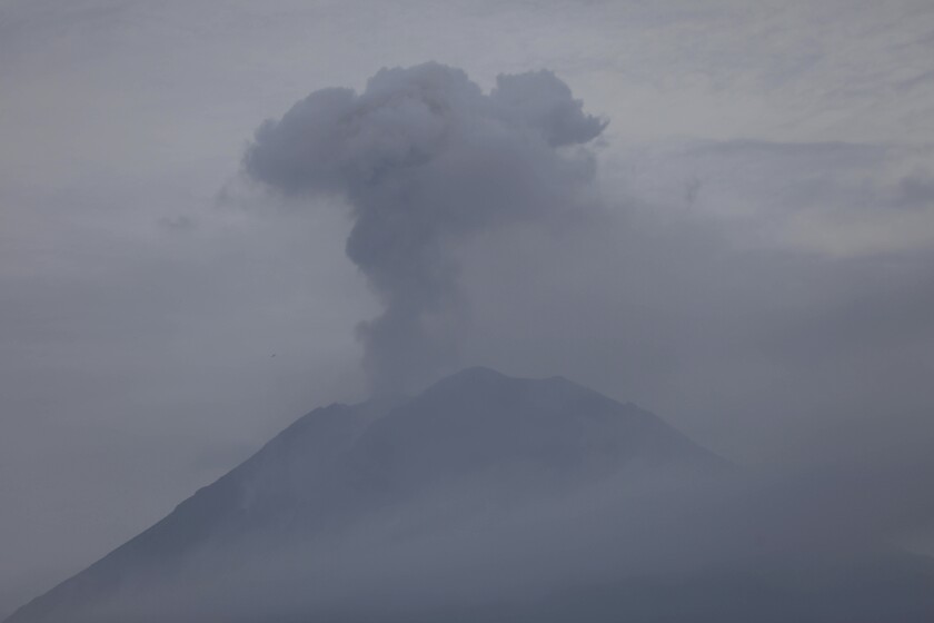 El volcán Semeru expulsa gases y ceniza durante una erupción de acuerdo con esta vista desde Lumajang, Java Oriental, en Indonesia, el domingo 5 de diciembre de 2021. (AP Foto/Trisnadi)