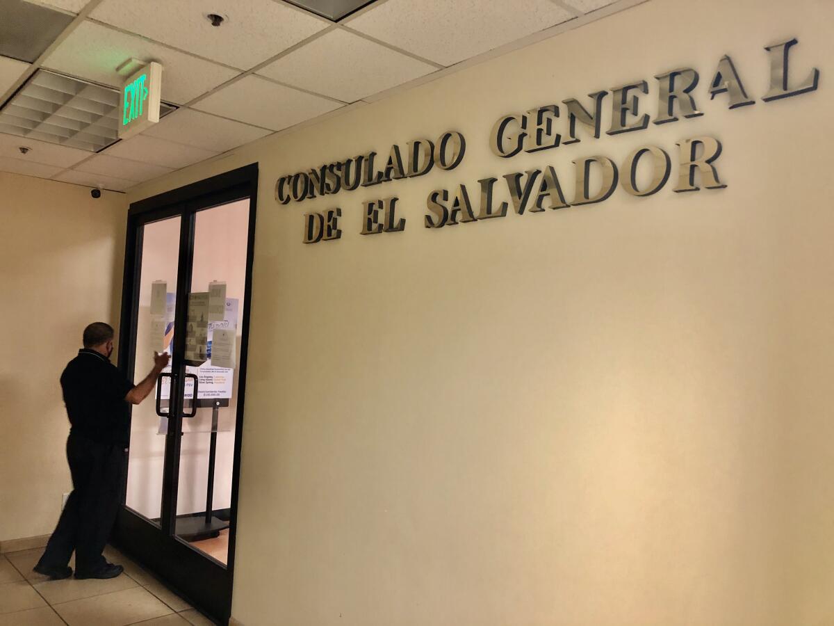 Un usuario toca la puerta del consulado de El Salvador en Los Ángeles.
