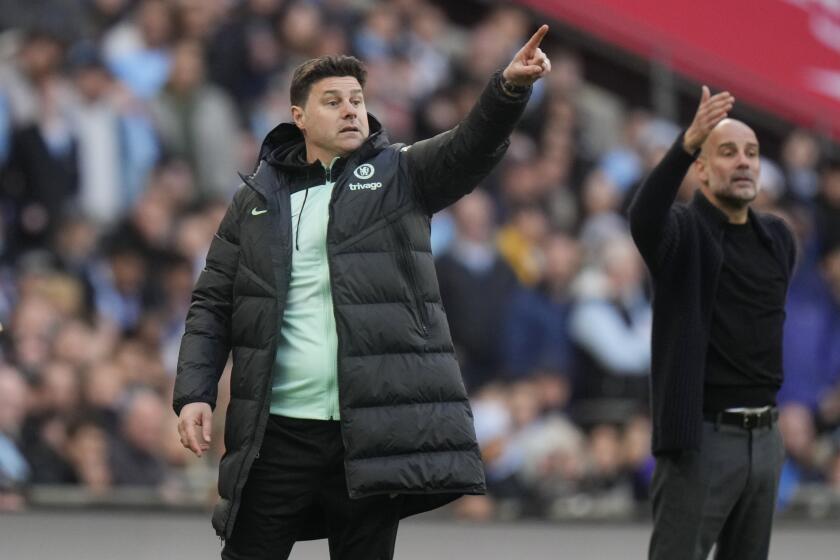 ARCHIVO - Foto del sábado 20 de abril del 2023, el entrenador del Chelsea Mauricio Pochettino y Pep Guardiola del Mánchester City en la semifinal de la Copa FA. El jueves 15 de agosto del 2023, Pochettino está finalizando acuerdo para convertirse en nuevo seleccionador de Estados Unidos. (AP Foto/Alastair Grant)