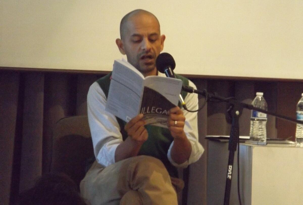 El autor Jose Angel Navejas lee un fragmento de su libro ayer, domingo 8 de noviembre de 2015, durante el evento Cultura en Pilsen como parte del Chicago Humanities Festival 2015 que se realiza en Chicago, Illinois.