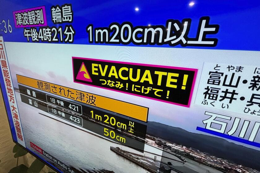 Una televisión muestra un aviso de tsunami, en Yokohama, cerca de Tokio, el 1 de enero de 2024. (AP Foto/Eugene Hoshiko)