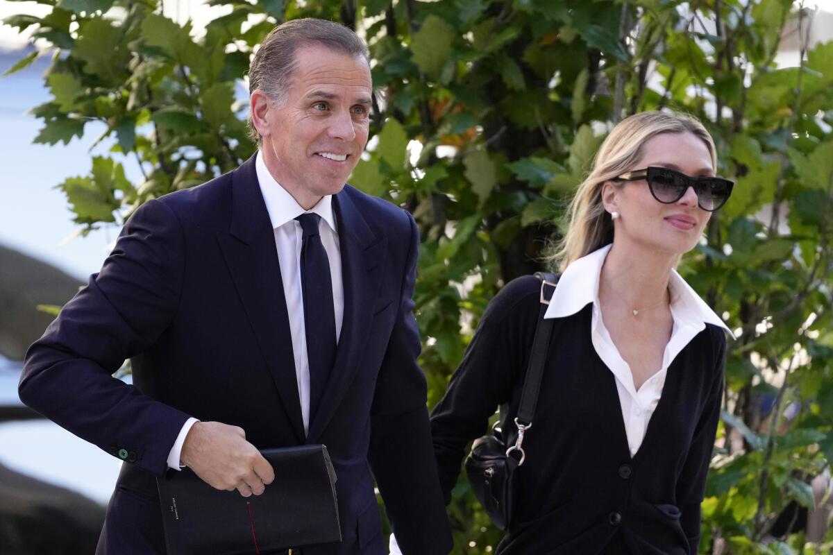 Hunter Biden llega a un tribunal federal acompañado de su esposa, Melissa Cohen Biden