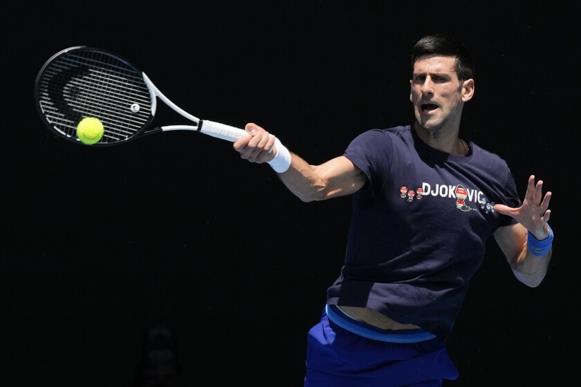 El serbio Novak Djokovic se toma un descanso durante una práctica para el Abierto de Australia