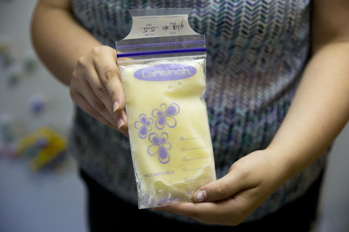 Unas 4.000 madres participan en 15 bancos de leche materna sin ánimo de lucro en todo Estados Unidos, pero la irrupción de bancos de con ánimo de lucro ha producido tensiones por la llegada de legislación estatal.
