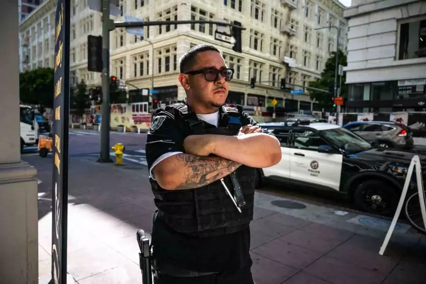 El guardia de seguridad privado Junior González vigila Linda’s Jewelry en Broadway en el centro de Los Ángeles