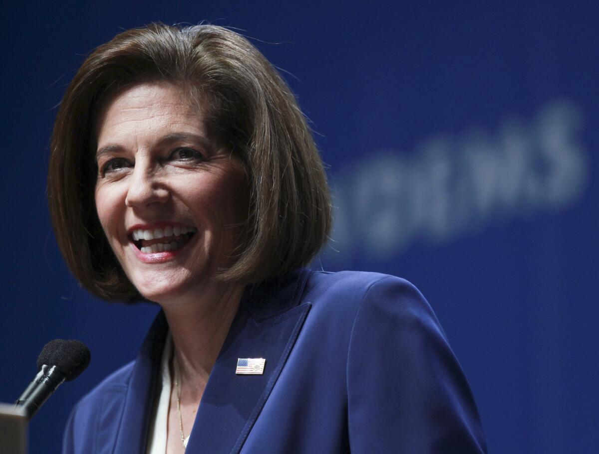 En esta imagen del 9 de noviembre de 2016, la senadora electa Catherine Cortez Masto, demócrata por Nevada, habla a sus seguidores tras su victoria en una fiesta poselectoral en Las Vegas.