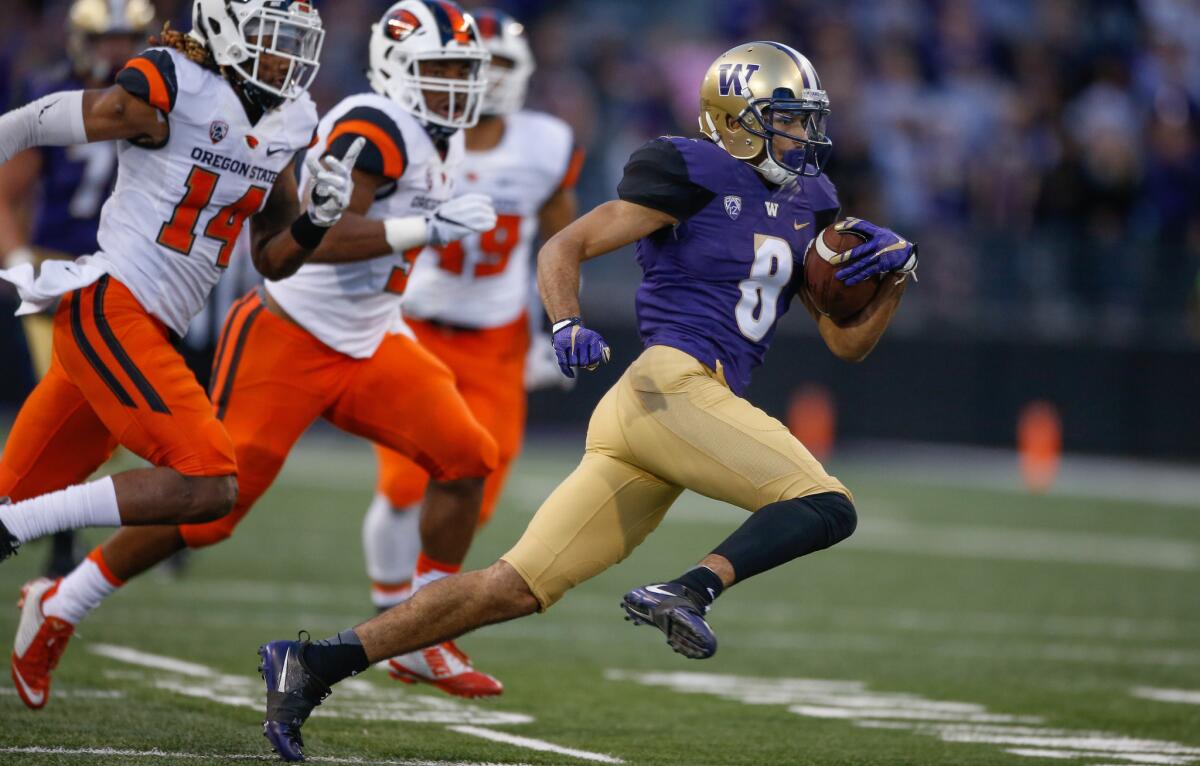 Washington wide receiver Dante Pettis (8) rushes against the Oregon State Beavers on Oct. 22.