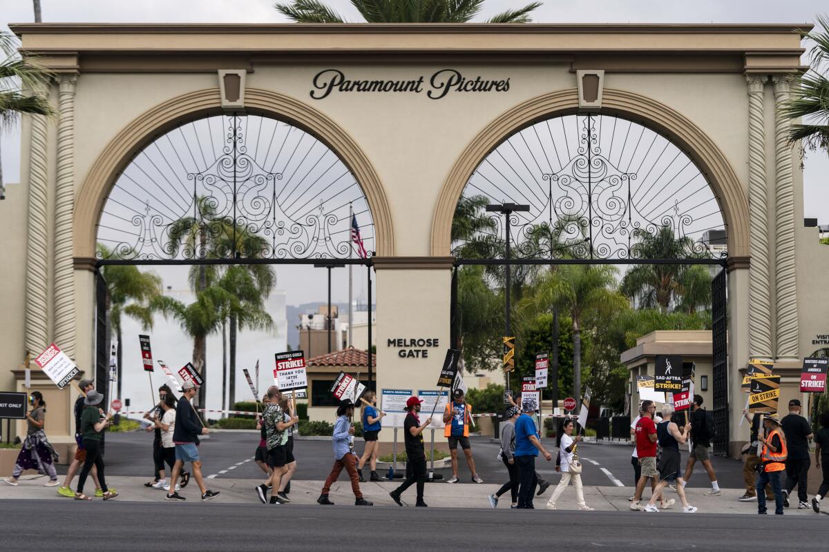 Huelguistas se manifiestan frente a los estudios Paramount Pictures.