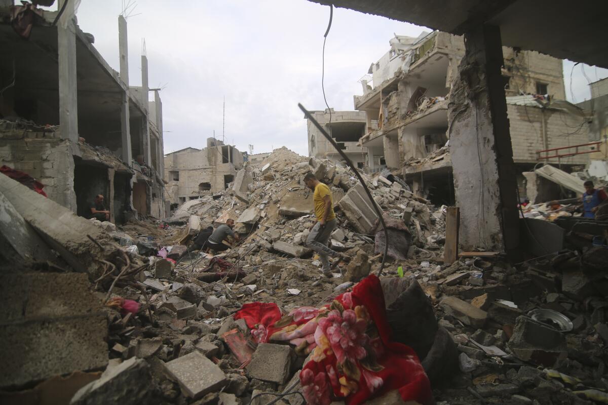 La escena después de un bombardeo israelí en el campamento de refugiados Rafah en la Franja de Gaza.