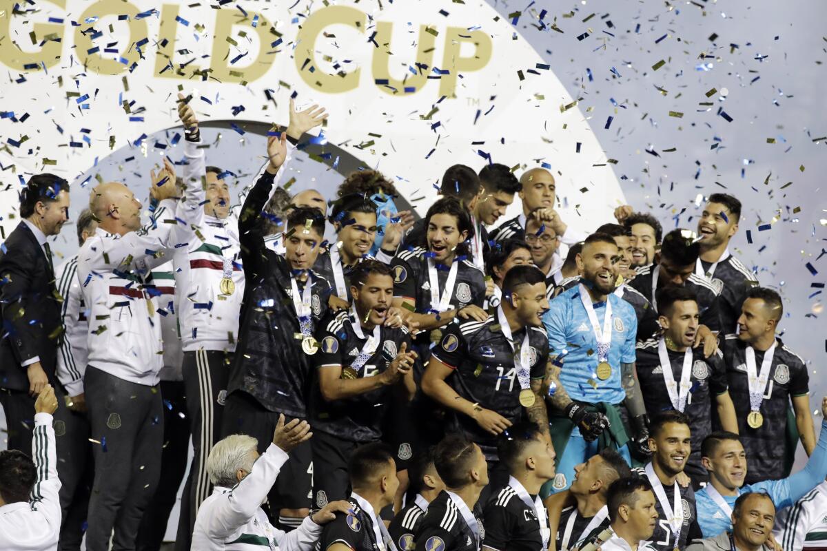 Jugadores de la selección mexicana de fútbol festejan su victoria de 1-0 sobre Estados Unidos 