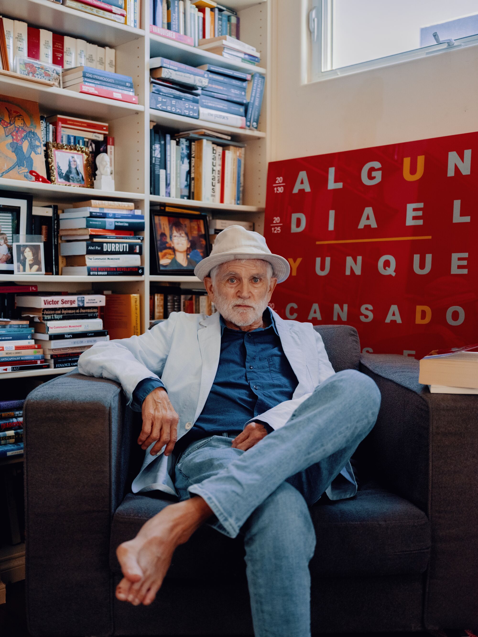 Mike Davis se sienta en su silla de escritorio en su casa de San Diego el 12 de julio de 2022.