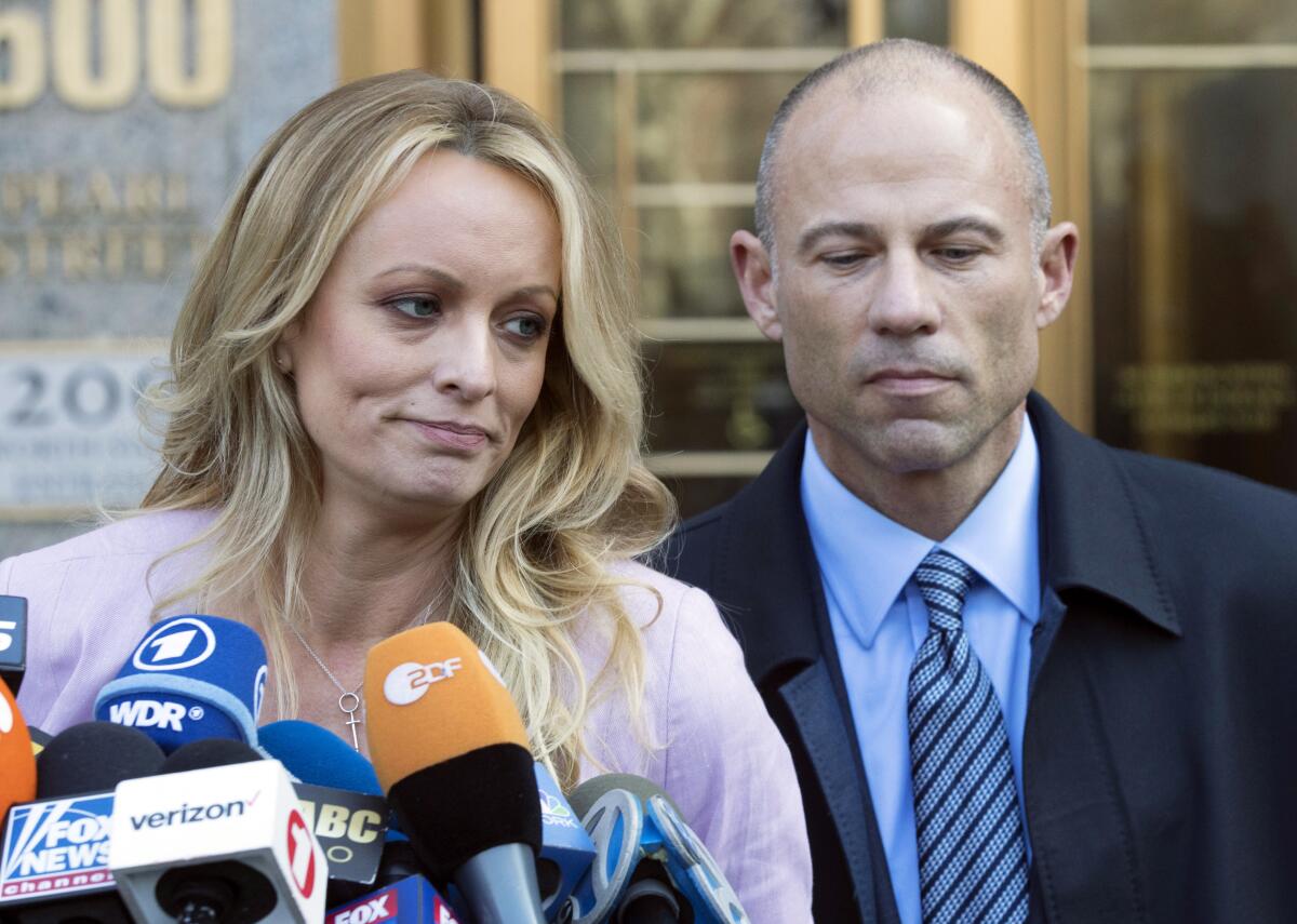 La estrella porno Stormy Daniels y su abogado Michael Avenatti hablan con reporteros sobre la demanda 