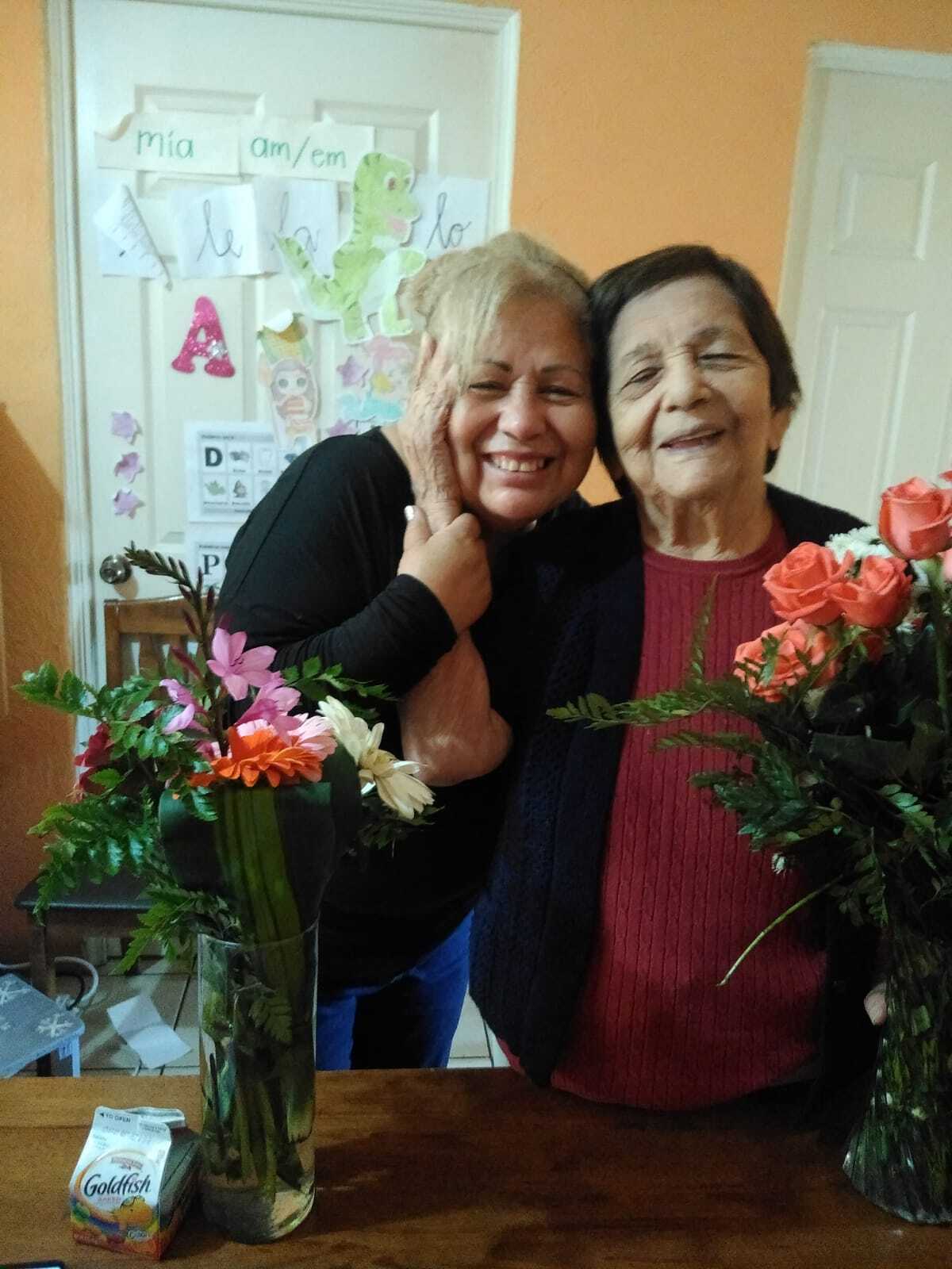 Amarilys Ortiz disfruta su estancia en suelo guatemalteco junto a su madre, Alicia Herrera, de 89 años.