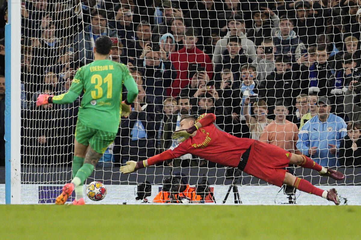 El portero del Real Madrid Andriy Lunin se lanza para intentar detener el gol 