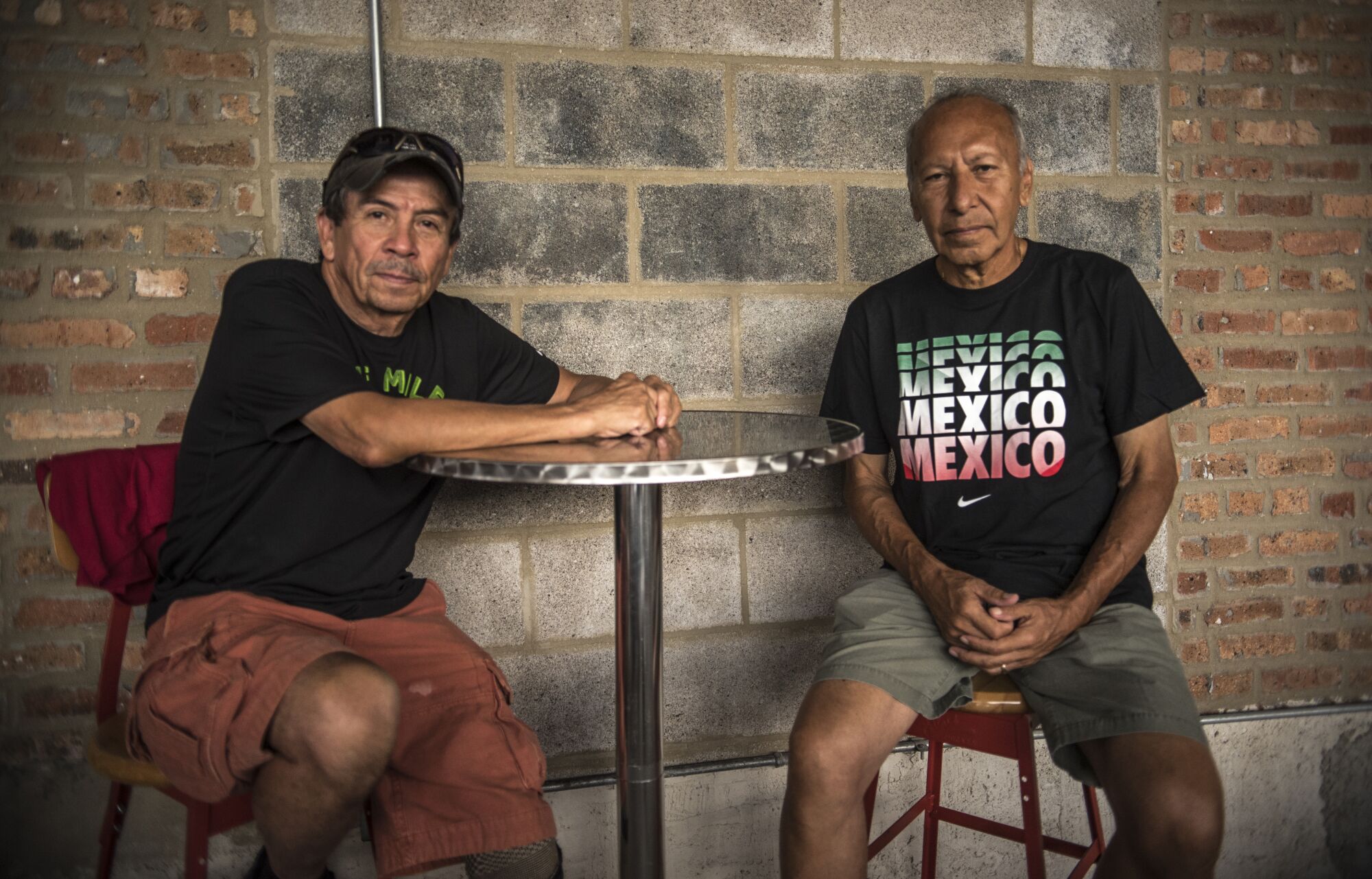 Deux hommes sont assis à une table