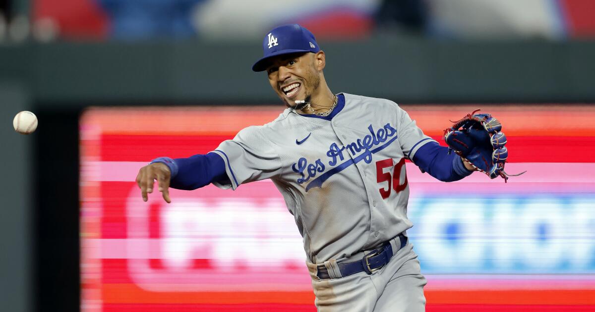 Los Angeles Dodgers right fielder Mookie Betts (50) makes a catch