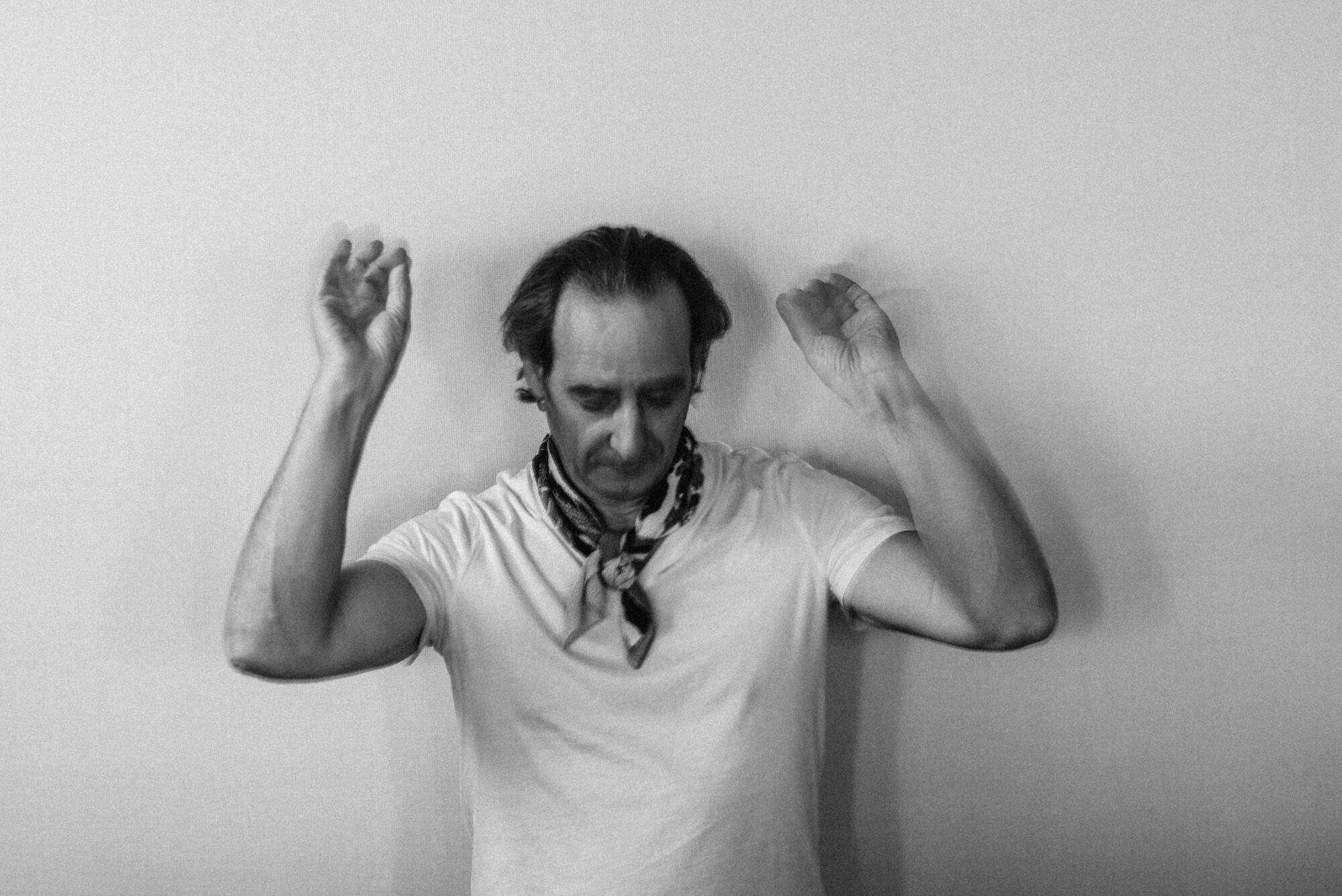 El líder levanta la mano, perdida en el punto de control de la música.