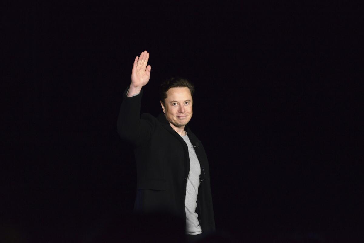 ARCHIVO - Elon Musk saluda mientras da una actualización de la nave espacial de SpaceX