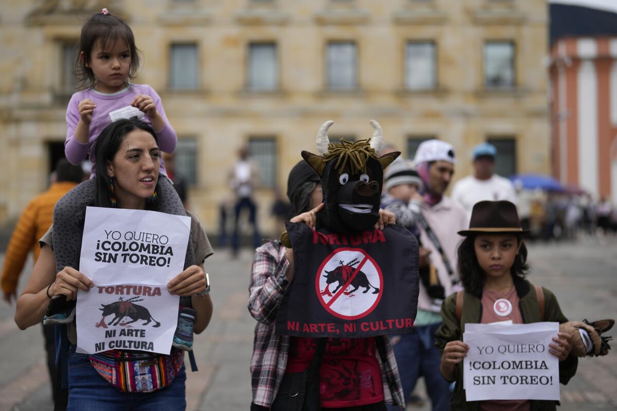 Manifestantes protestan contra las corridas de toros,