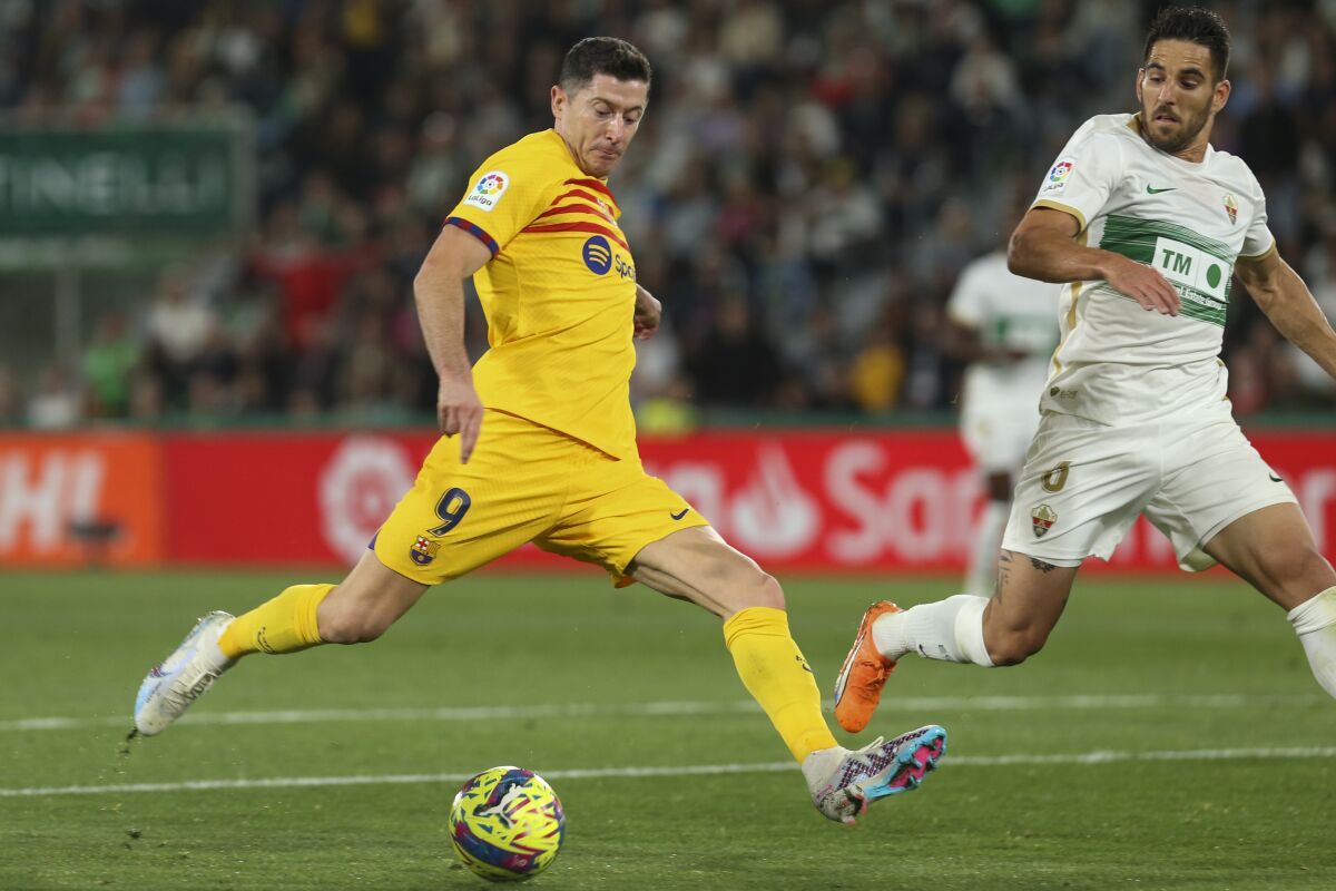 Robert Lewandowski del Barcelona anota en el encuentro ante el Elche en la liga española 
