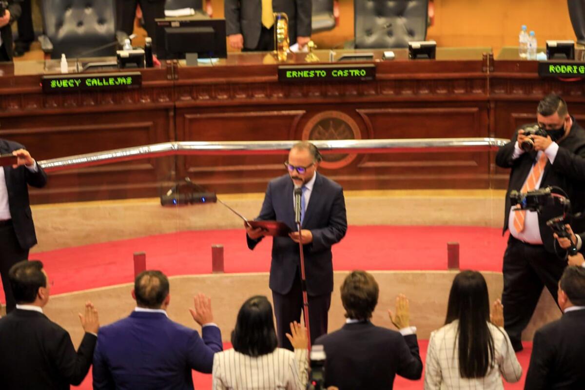 Ernesto Castro, presidente del nuevo Congreso de El Salvador, juramenta a los miembros de la junta directiva.