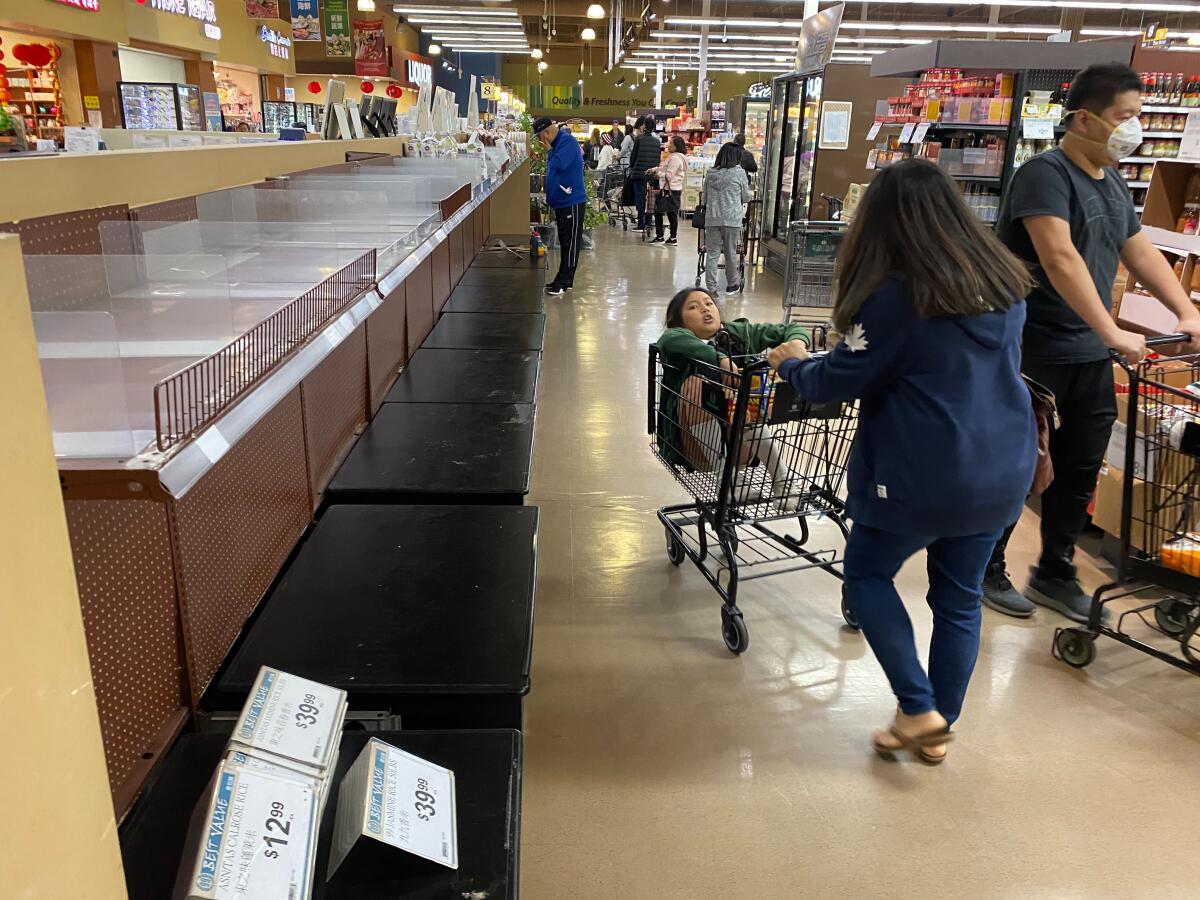 Ante la amenaza del coronavirus la gente se ha volcado a hacer compras. Muchos supermercados, como este Ranch Market en Corona, se han quedado casi vacíos.