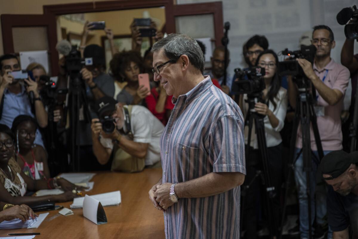 El canciller de Cuba, Bruno Rodríguez, se prepara para votar en un colegio electoral en La Habana, Cuba, 