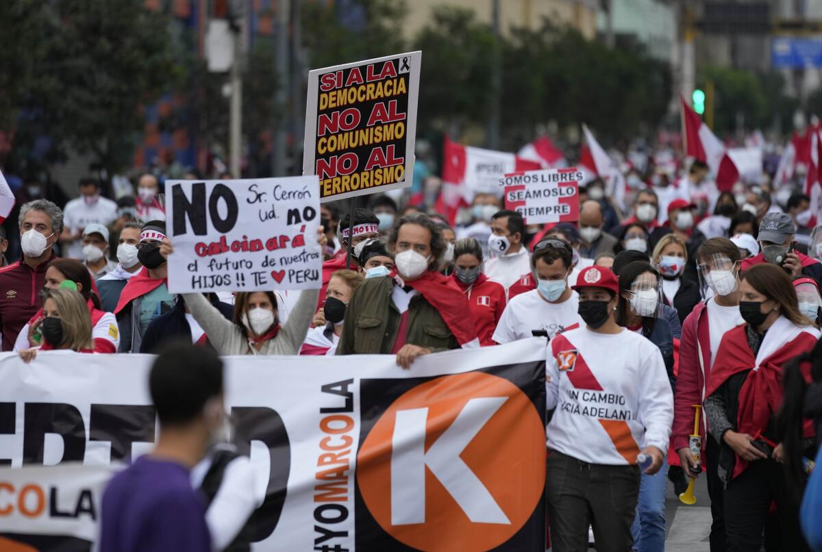 Manifestantes participan en una marcha en contra del candidato presidencial Pedro Castillo