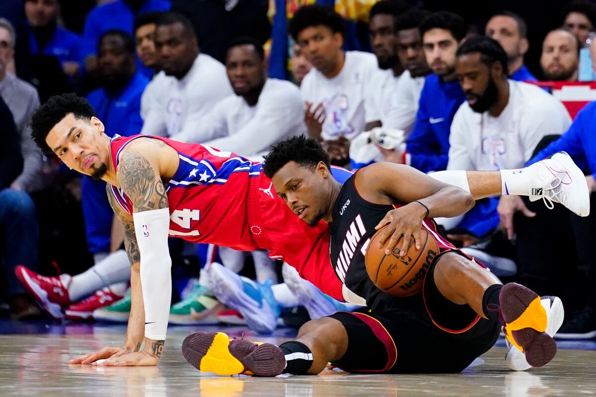 Miami Heat's Kyle Lowry, right, and Philadelphia 76ers' Danny Green battle for the ball during the second half of Game 4 of an NBA basketball second-round playoff series, Sunday, May 8, 2022, in Philadelphia. (AP Photo/Matt Slocum)