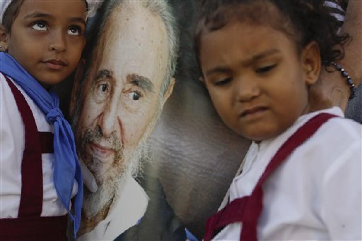 Las cenizas de Fidel Castro partieron hoy desde la emblemática Plaza de la Revolución de la capital cubana para el viaje de tres días en caravana por toda la isla, un cortejo fúnebre que terminará en Santiago de Cuba, el próximo domingo.