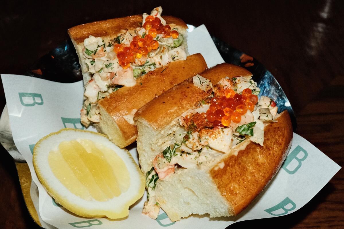 Dos la mitad de los tubérculos de los camarones y camarones con limón en Beavimin.