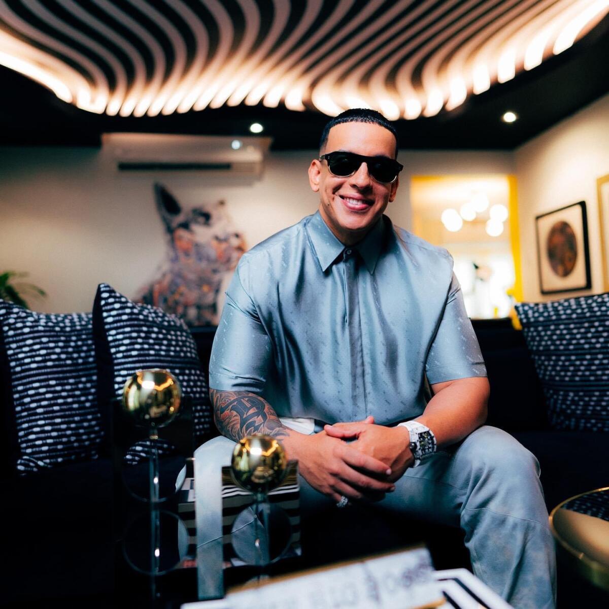 El reggaetonero Daddy Yankee expande sus actividades emprendedoras más allá de los escenarios.