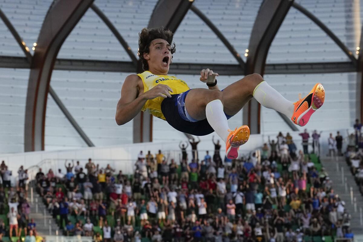 El sueco Armand Duplantis festeja  