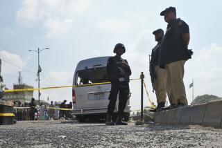 Agentes de policía hacen guardia junto al escenario de un ataque suicida en Karachi, Pakistán, el 19 de abril de 2024. (AP Foto/Fareed Khan)