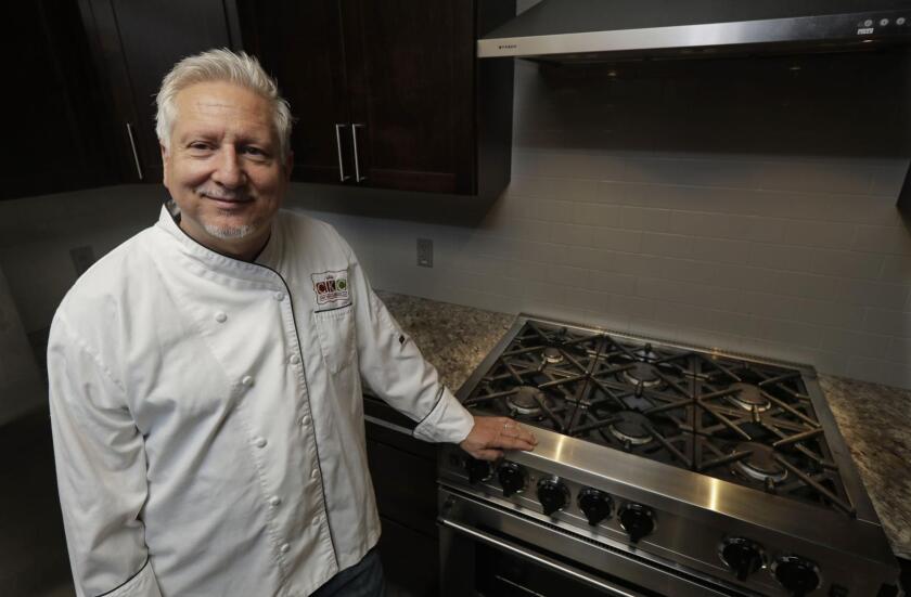 El chef Ken McNamee posa para una foto en Seattle; él trabaja para clubes privados y también cocina para clientes ricos en sus domicilios. Es uno de muchos trabajadores al servicio de los ricos en EEUU.