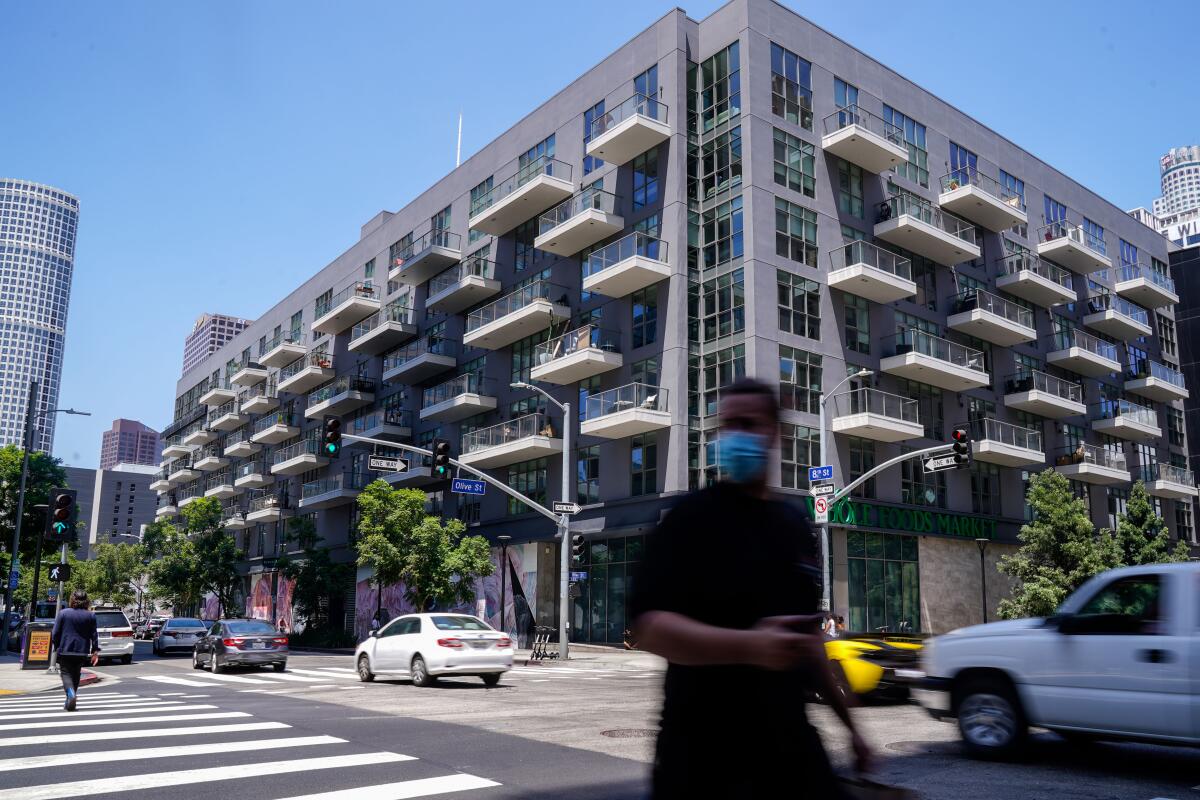 Rents are coming down in Los Angeles as landlords seek to fill an increase in vacancies.