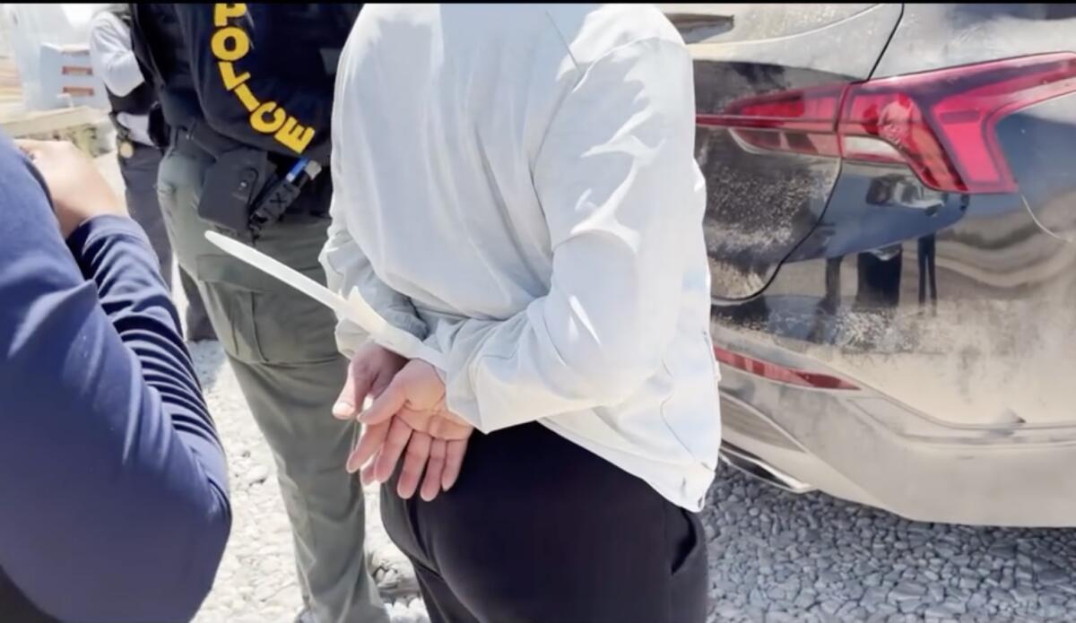 该人站在他身后的邮政编码手中。