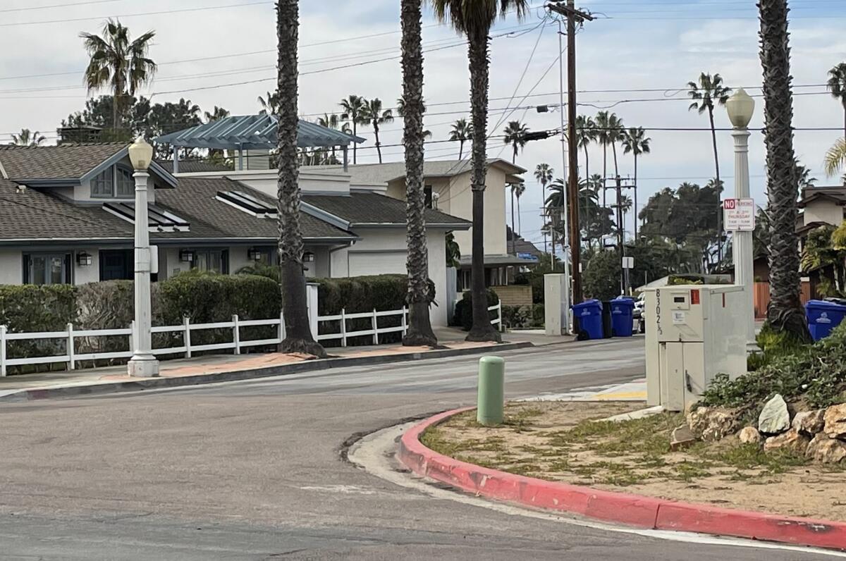 Streetlights at Calle Frescota and La Jolla Shores Drive