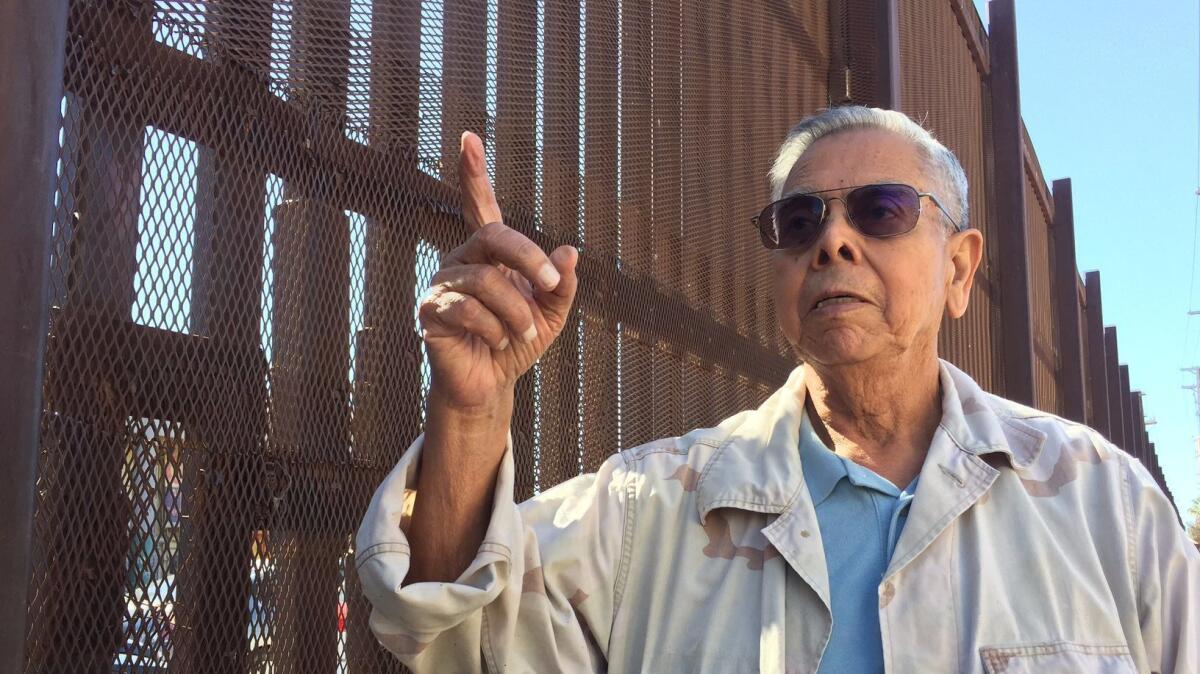 Albert García, un exencargado de mantenimiento de la Patrulla Fronteriza, estima que arregló más de 20,000 hoyos en la cerca fronteriza durante sus casi 25 años en el puesto, cerca de Caléxico, California (Steve Lopez / Los Angeles Times).