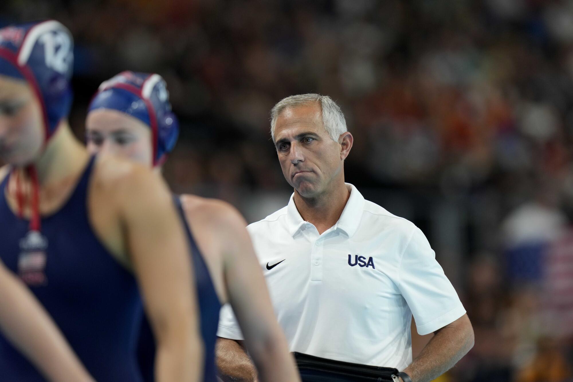 On ne sait pas si Adam Krikorian marche derrière ses joueurs lors d'un match aux Jeux olympiques de Paris.