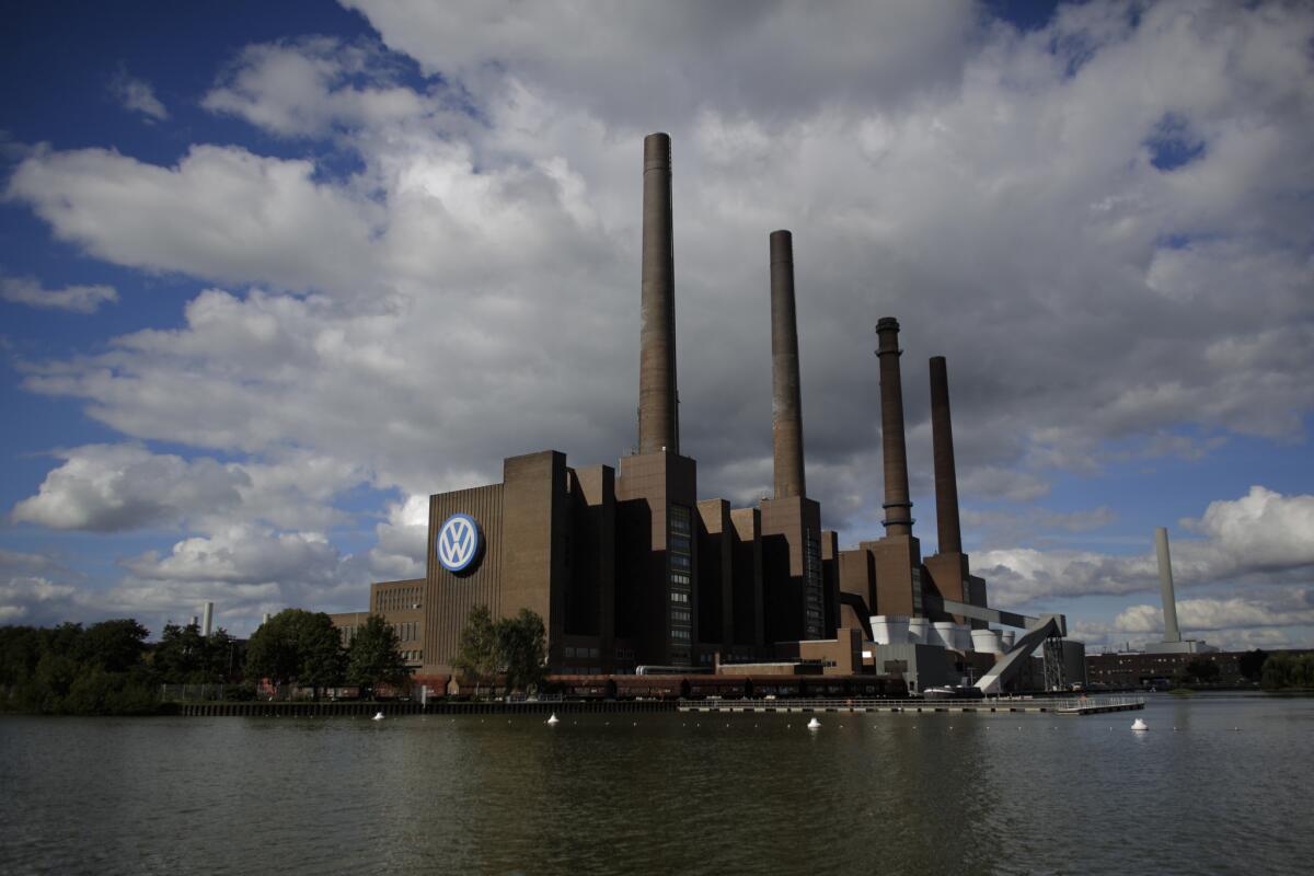 Fotografía del 29 de septiembre de 2015, de la central eléctrica de la fábrica principal de Volkswagen en la ciudad de Wolfsburgo, Alemania.