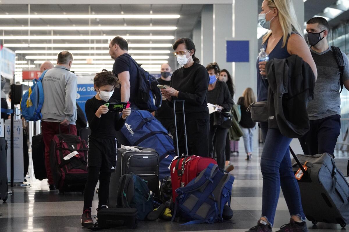 Viajeros hacen fila en el aeropuerto O'Hare de Chicago 