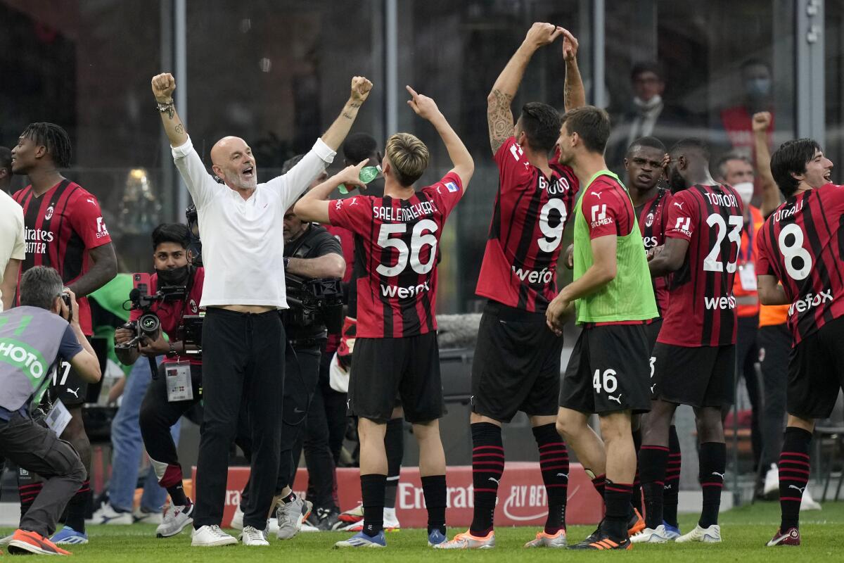 El técnico del Milan Stefano Pioli celebra la victoria 2-0 contra Atalanta en la Serie A, el 15 de mayo de 2022.
