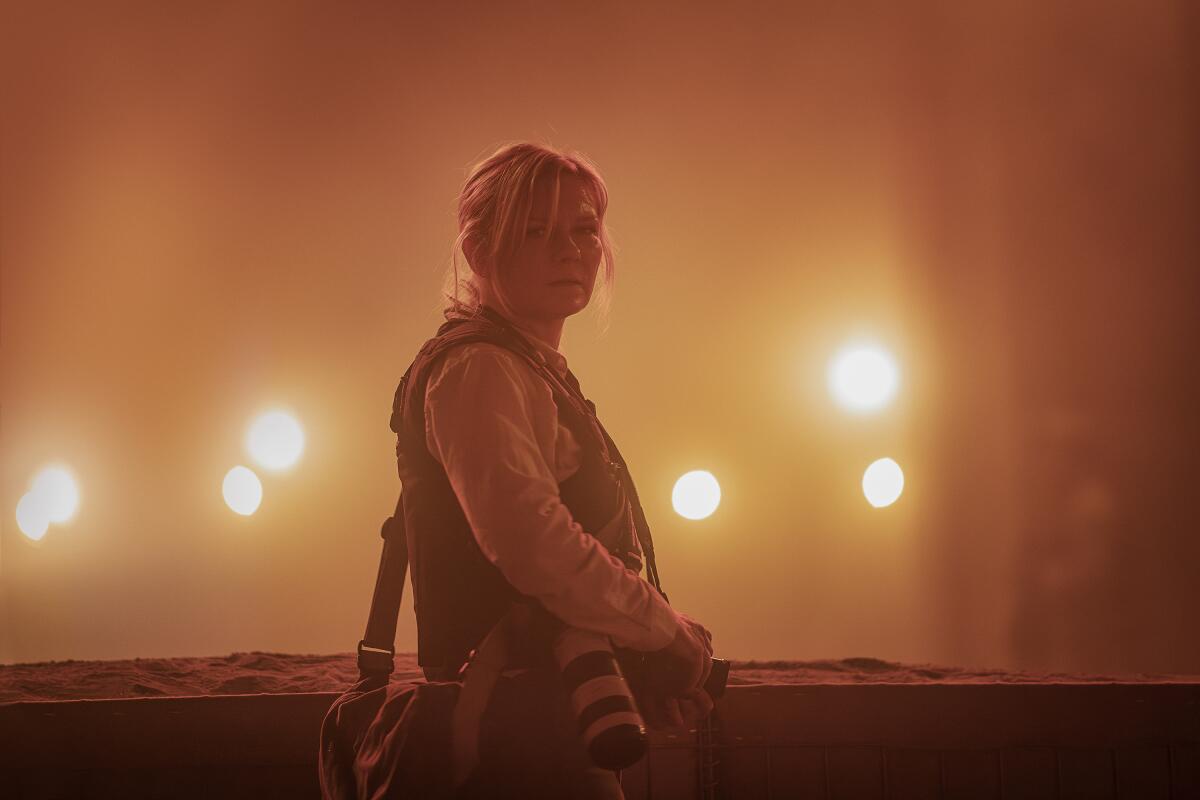 Imagen liberada por el estudio A24 de Kirsten Dunst en una escena de "Civil War." (A24 vía AP)