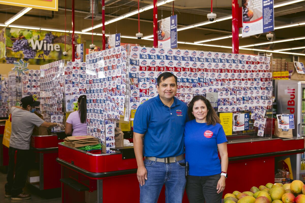 Sergio e Irene Soto son propietarios del supermercado Grocery Outlet, ubicado en Sun Valley.